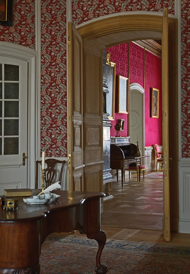 Первый рабочий кабинет герцога, из которого можно было прямо попасть в кабинет для аудиенций. Сквозь двери видна излюбленная герцогом Петром роскошь, противопоставленная сдержанному вкусу герцога Эрнста Иоганна.