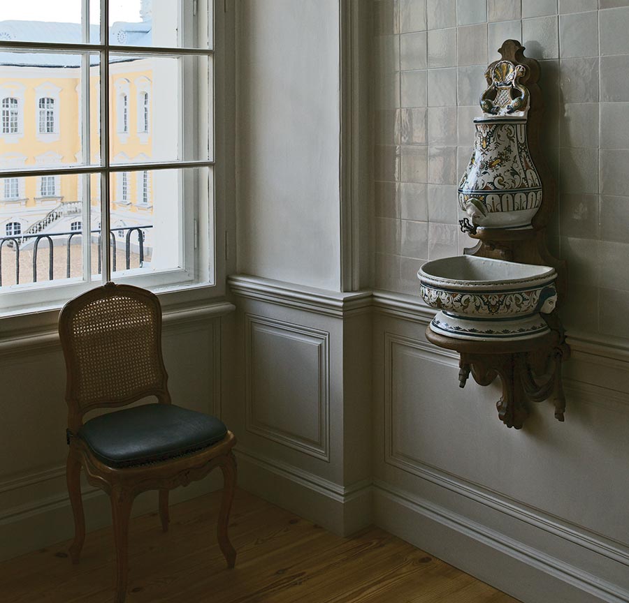 Умывальная комната герцога с рукомойником из руанского фаянса.