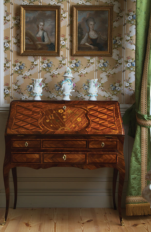 Дамское бюро с ароматными вазами в стиле английского рококо в салоне герцогини.