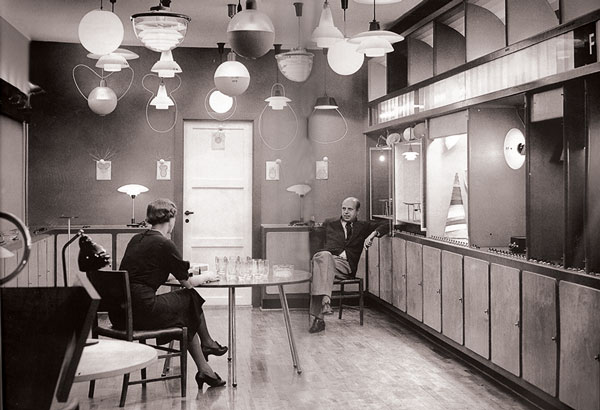 Pols Henningsens demonstrējumu zālē Louis Poulsen Kopenhāgenā. 1939