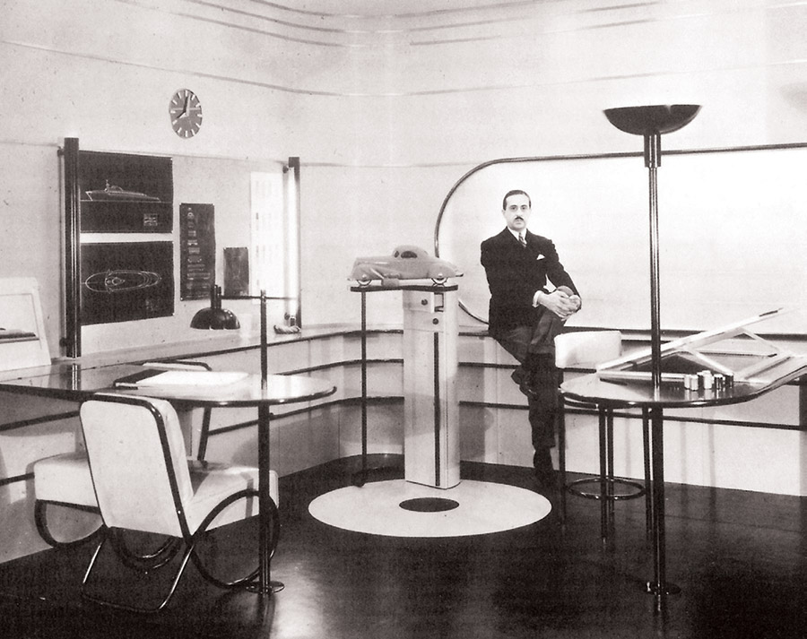 Dizainers Raimonds Lovijs savā Ņujorkas birojā. 1934. Lovijs deva priekšroku „aerodinamiskajam” stilam, kas redzams viņa projektētajās mēbelēs un gaismasķermeņos.